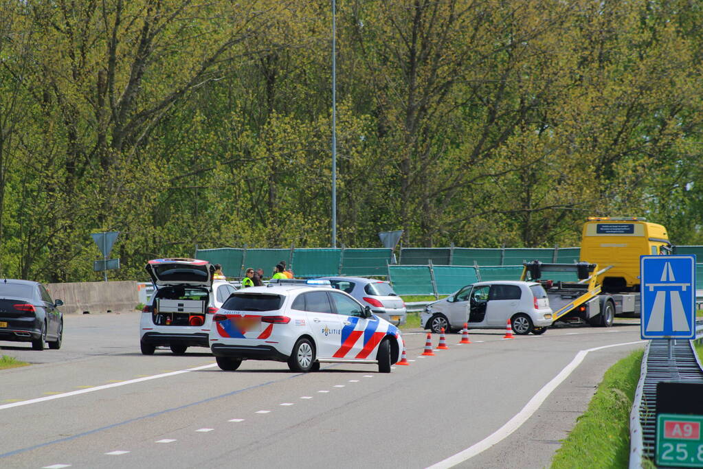 Ongeval tussen twee personenauto's bij invoegen snelweg