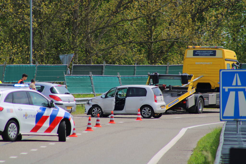 Ongeval tussen twee personenauto's bij invoegen snelweg