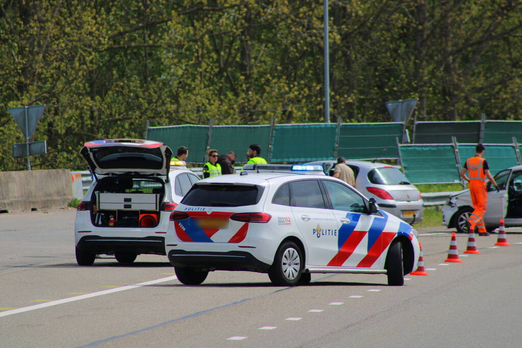 Ongeval tussen twee personenauto's bij invoegen snelweg