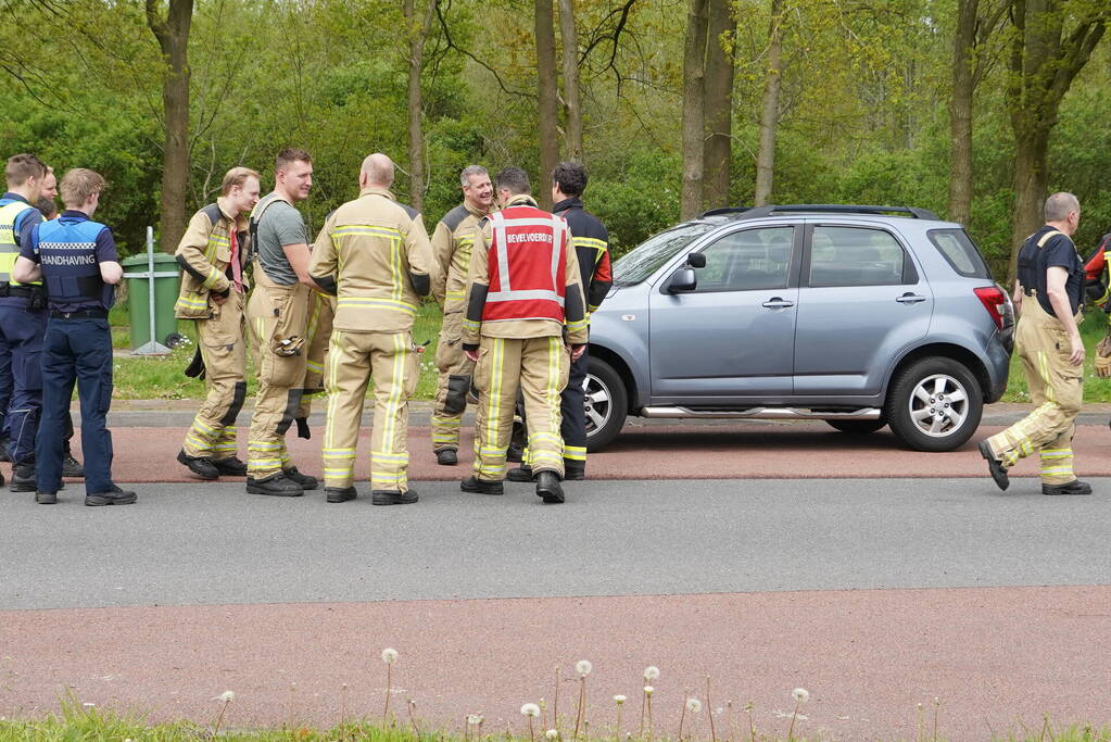 Brandweerman moet collega's bellen voor mogelijke brand in eigen auto