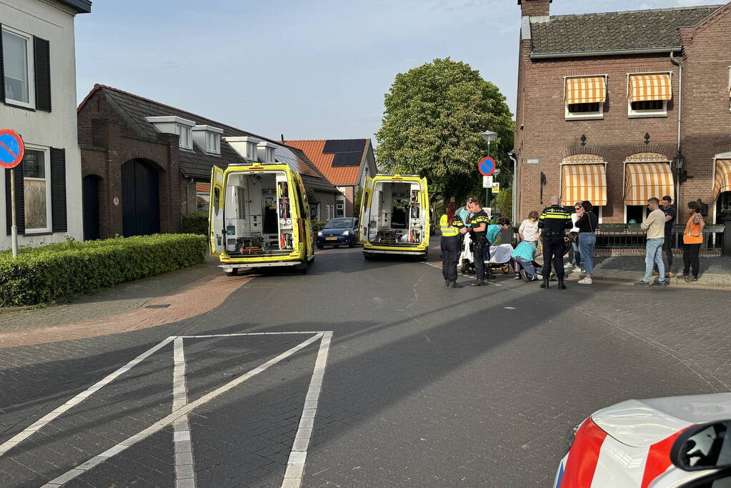 Scooter en fietser botsen en raken zwaargewond