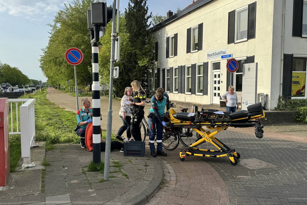 Scooter en fietser botsen en raken zwaargewond