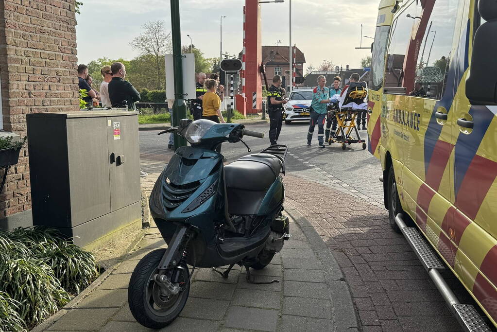 Scooter en fietser botsen en raken zwaargewond