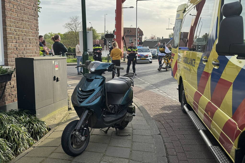 Scooter en fietser botsen en raken zwaargewond