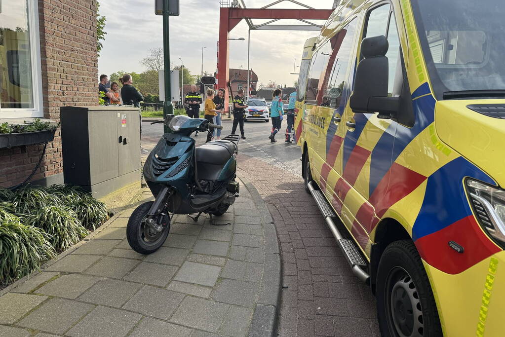 Scooter en fietser botsen en raken zwaargewond