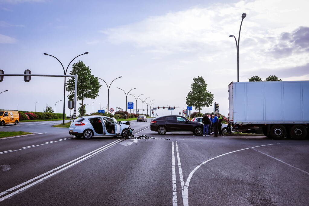 Vrachtwagen en personenauto botsen op kruispunt