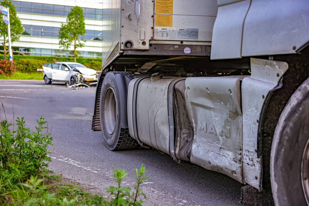 Vrachtwagen en personenauto botsen op kruispunt