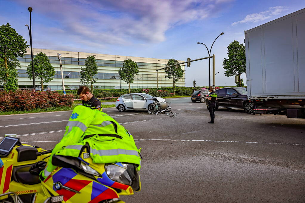 Vrachtwagen en personenauto botsen op kruispunt