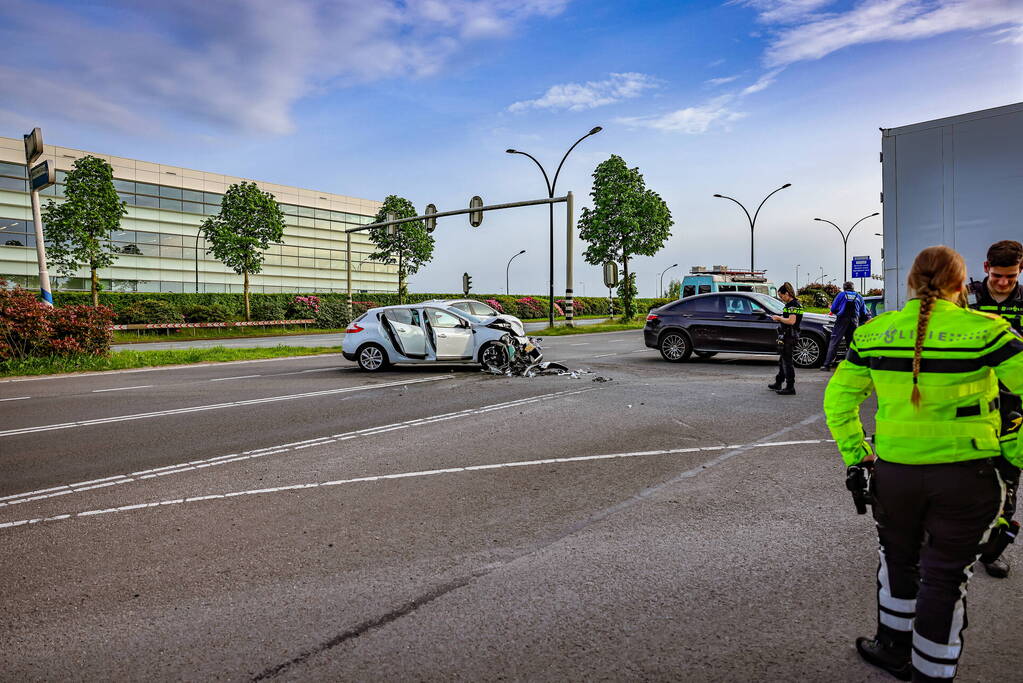 Vrachtwagen en personenauto botsen op kruispunt