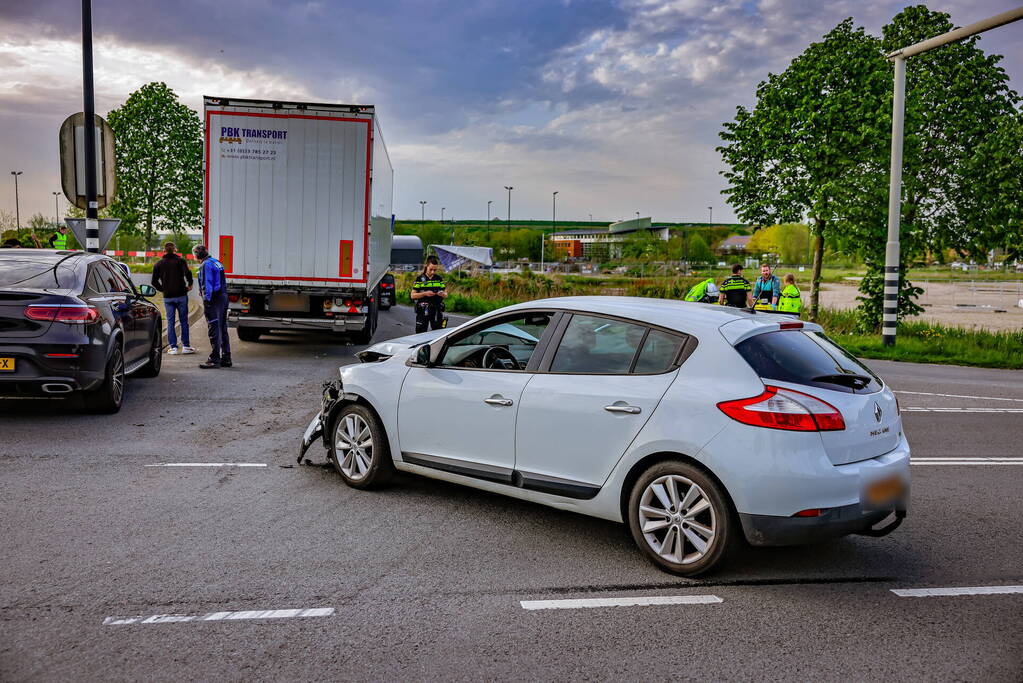 Vrachtwagen en personenauto botsen op kruispunt