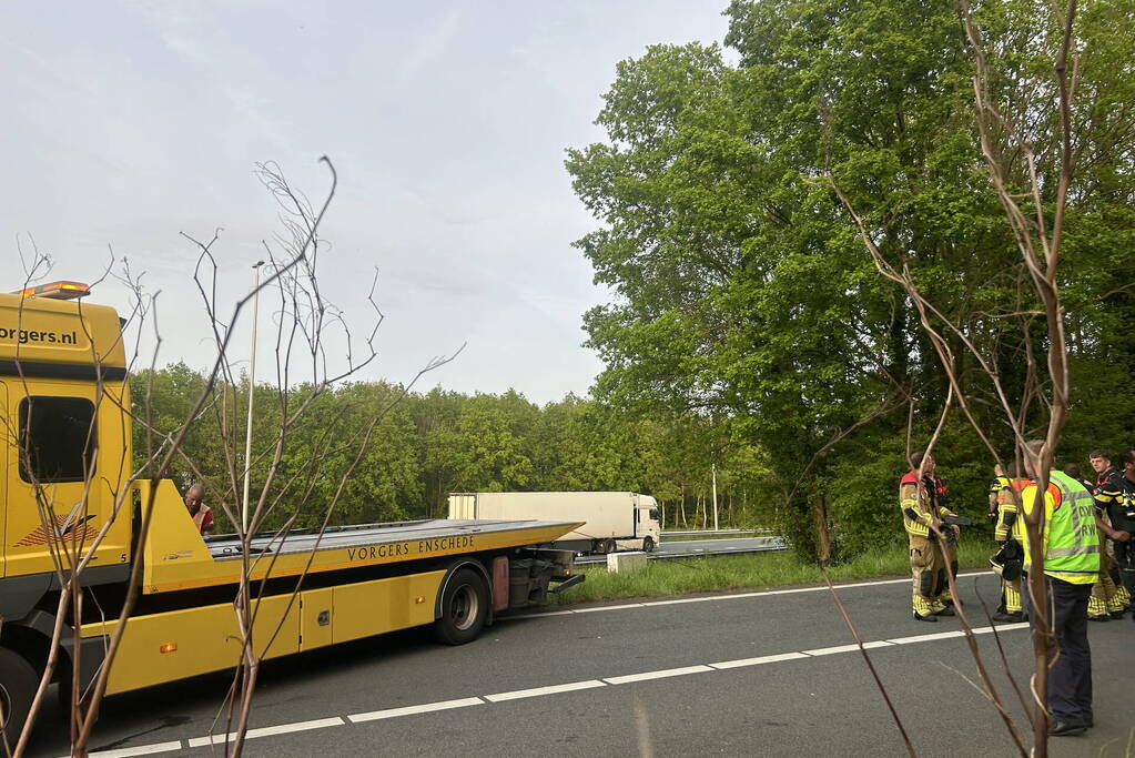 Auto verliest controle over stuur en knalt tegen boom