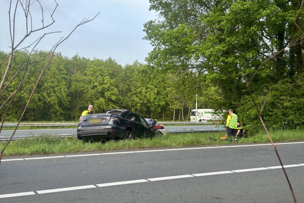 Auto verliest controle over stuur en knalt tegen boom