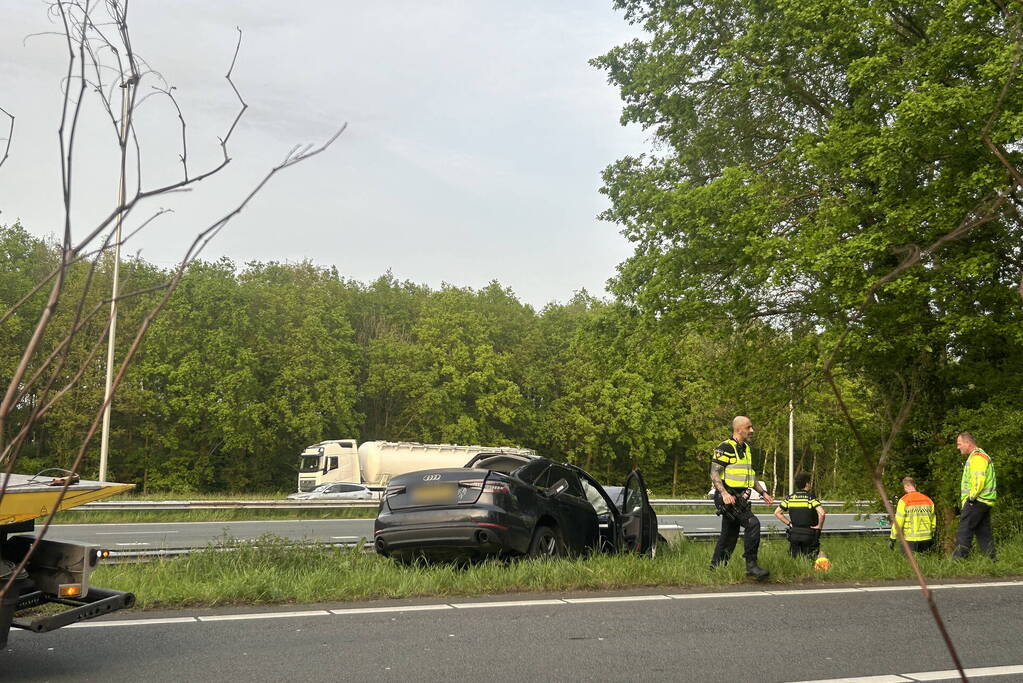 Auto verliest controle over stuur en knalt tegen boom