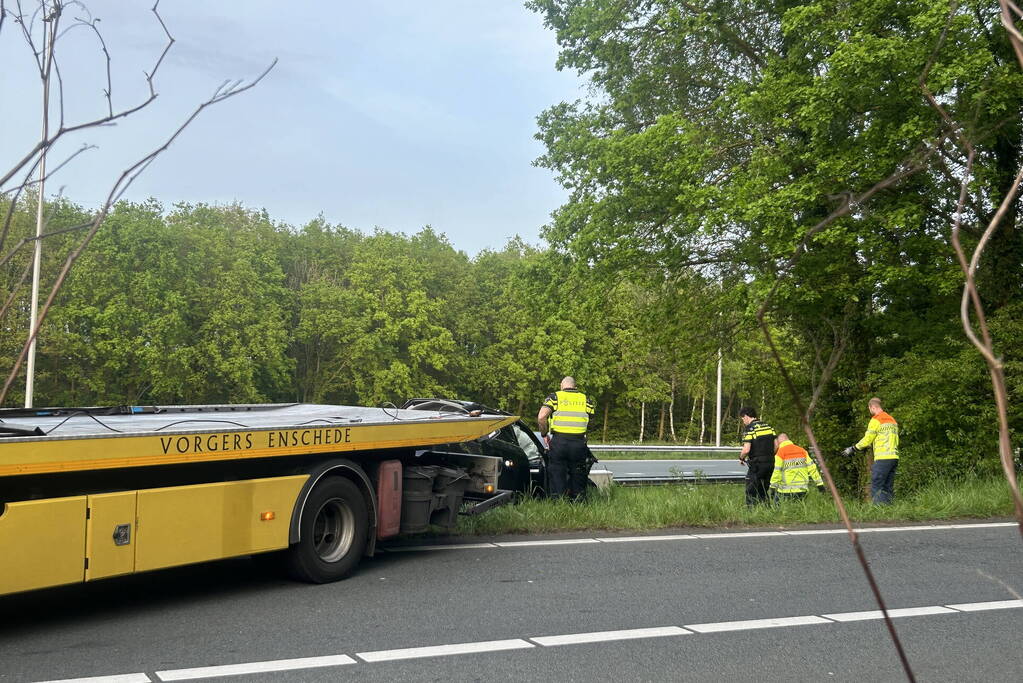 Auto verliest controle over stuur en knalt tegen boom