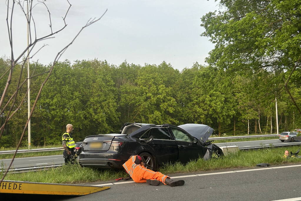 Auto verliest controle over stuur en knalt tegen boom