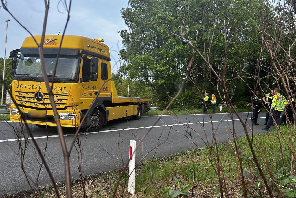 Auto verliest controle over stuur en knalt tegen boom