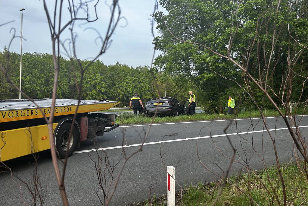 Auto verliest controle over stuur en knalt tegen boom