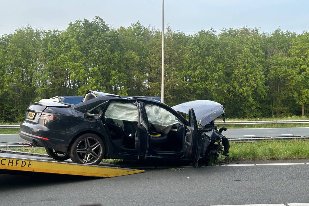 Auto verliest controle over stuur en knalt tegen boom