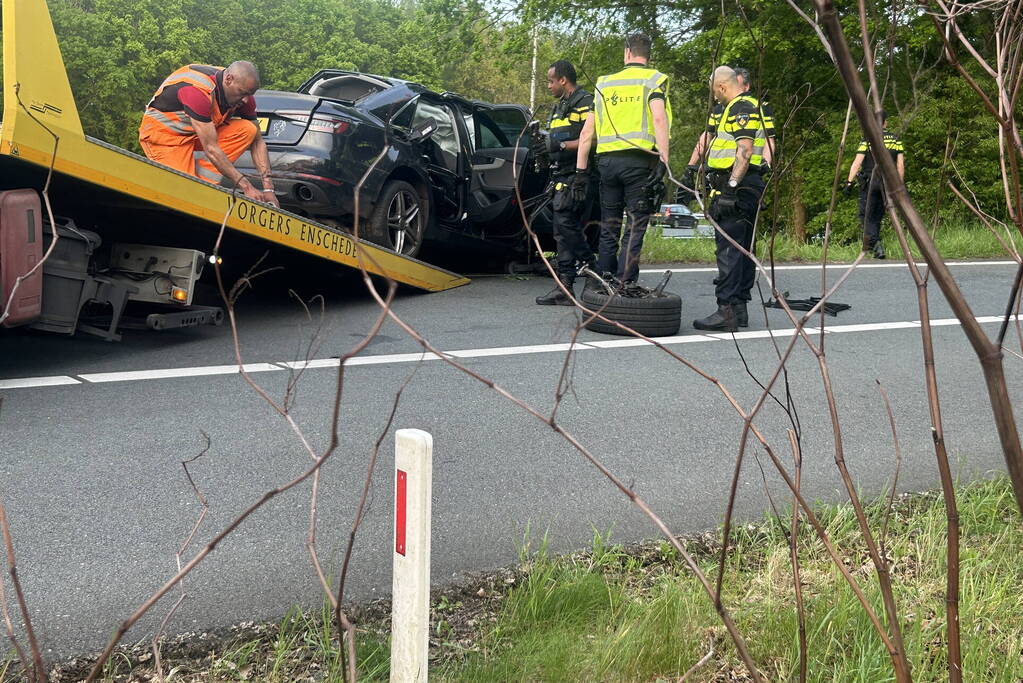 Auto verliest controle over stuur en knalt tegen boom