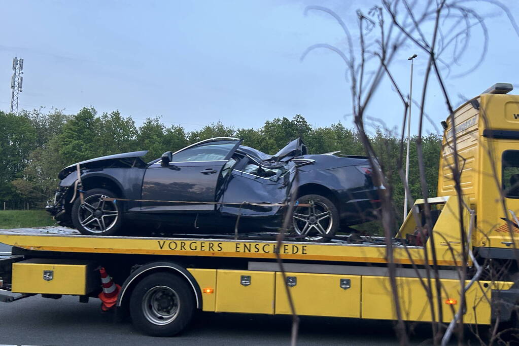 Auto verliest controle over stuur en knalt tegen boom