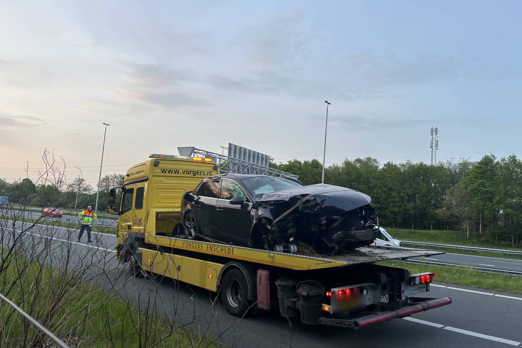 Auto verliest controle over stuur en knalt tegen boom