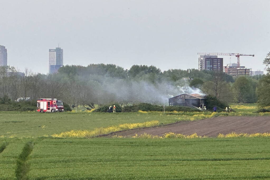 Uitslaande brand in verlaten schuur