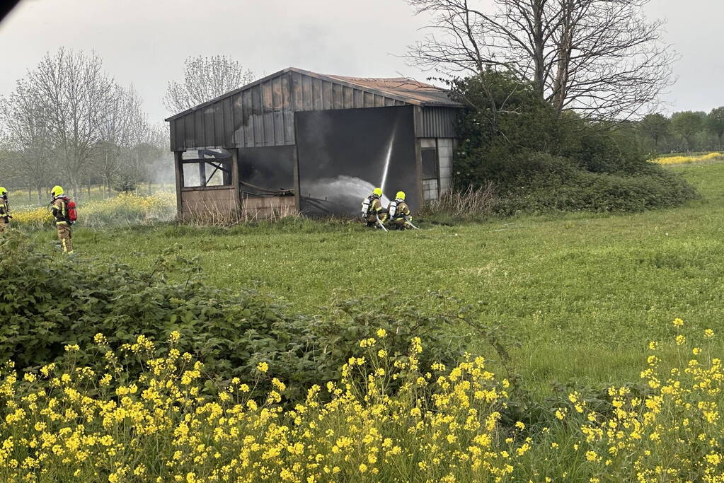 Uitslaande brand in verlaten schuur