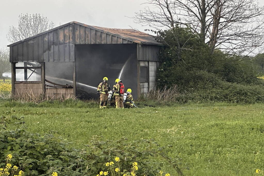 Uitslaande brand in verlaten schuur