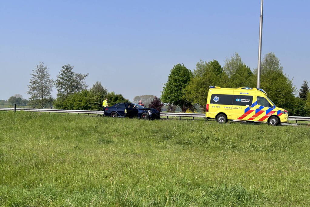 Twee gewonden bij kop-staart aanrijding