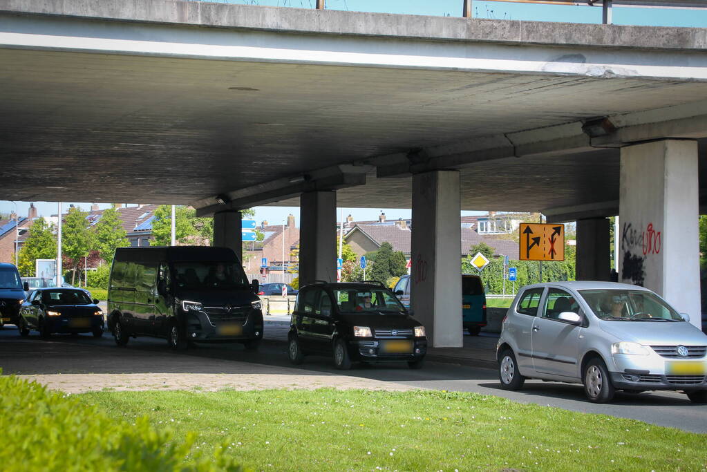 Verkeerschaos na ongeval op rotonde