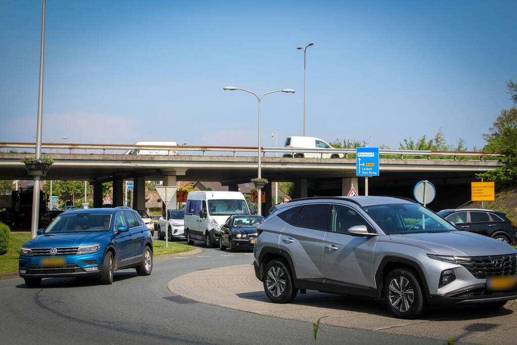 Verkeerschaos na ongeval op rotonde