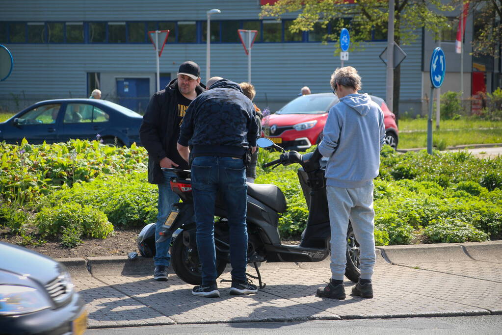 Verkeerschaos na ongeval op rotonde