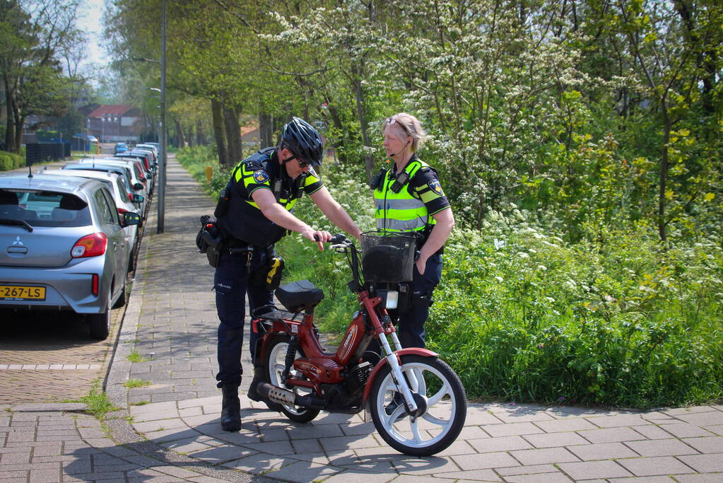 Brommerrijder aangereden door personenauto