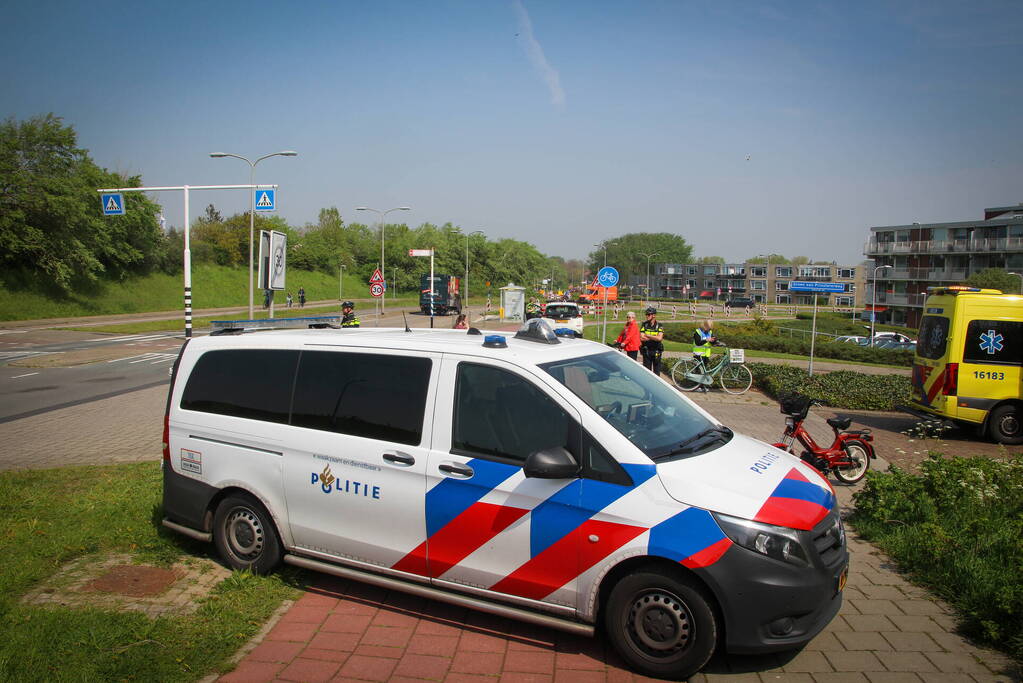 Brommerrijder aangereden door personenauto