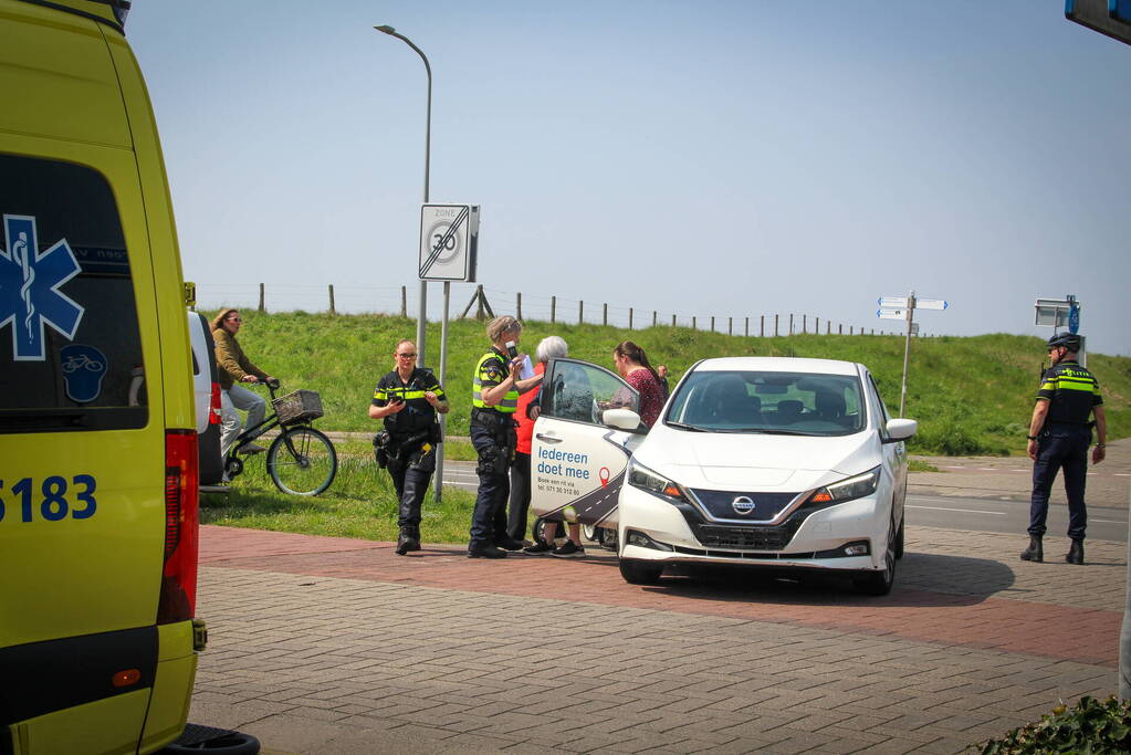 Brommerrijder aangereden door personenauto