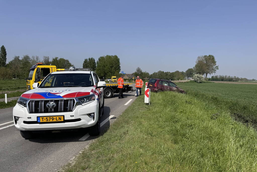 Auto belandt in de sloot