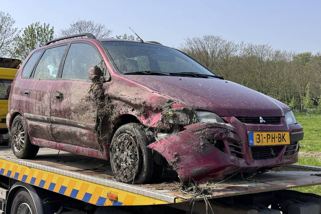 Auto belandt in de sloot