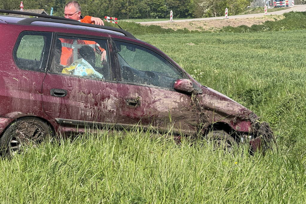 Auto belandt in de sloot