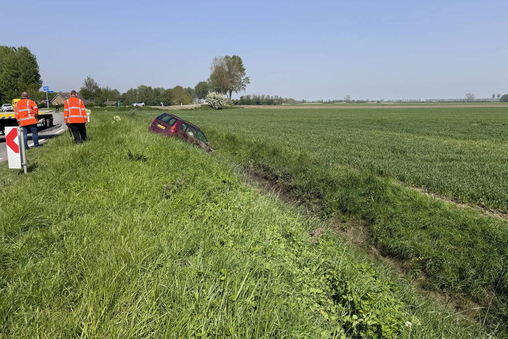 Auto belandt in de sloot