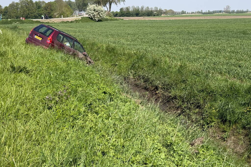 Auto belandt in de sloot