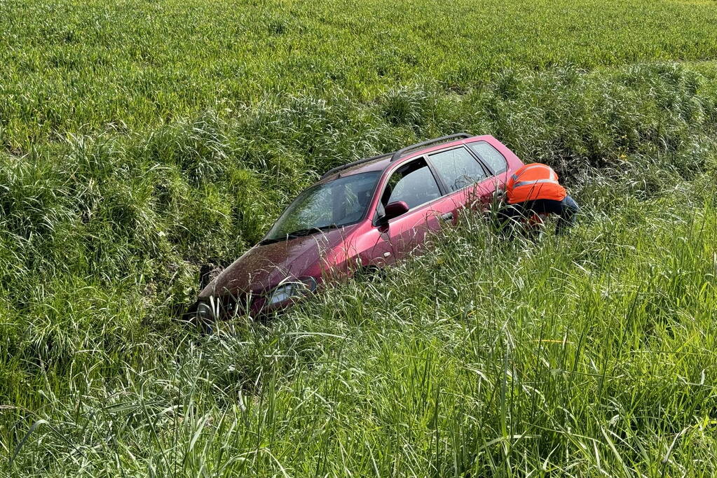 Auto belandt in de sloot