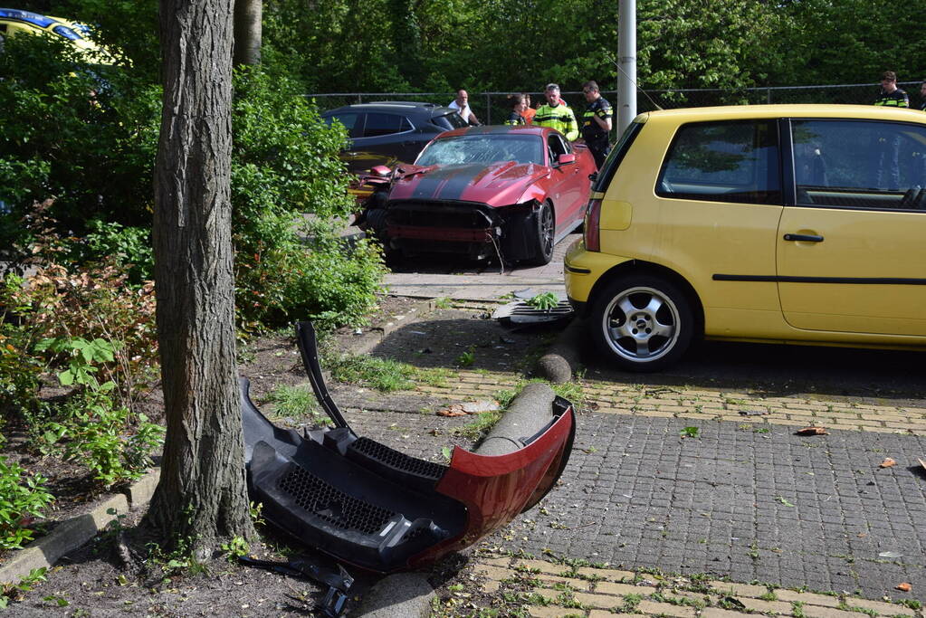 Amerikaanse sportauto zwaar beschadigd na crash