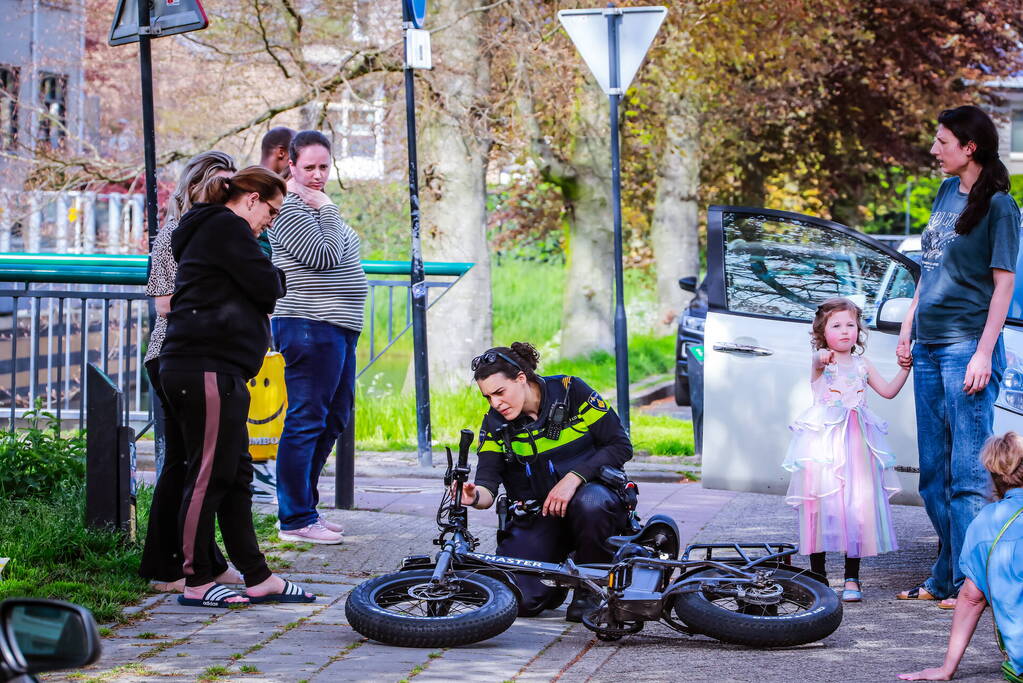 Automobiliste rijdt jongeman op fatbike aan