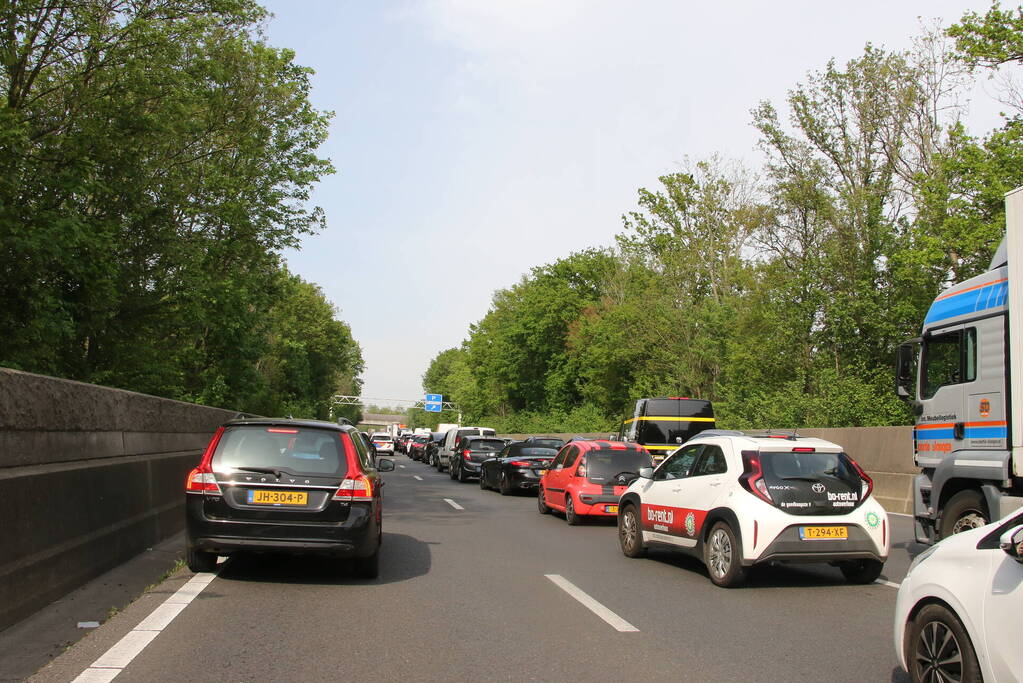 Flinke schade en vertragingen na kop-staartbotsing