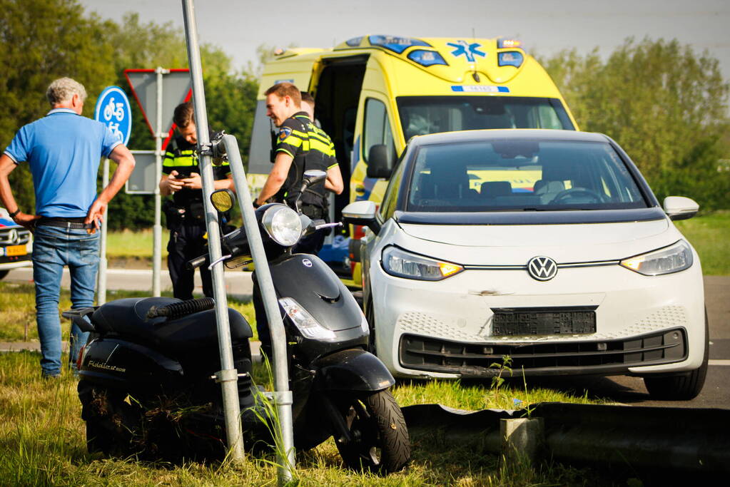 Scooterrijder komt hard ten val na voorrangsfout