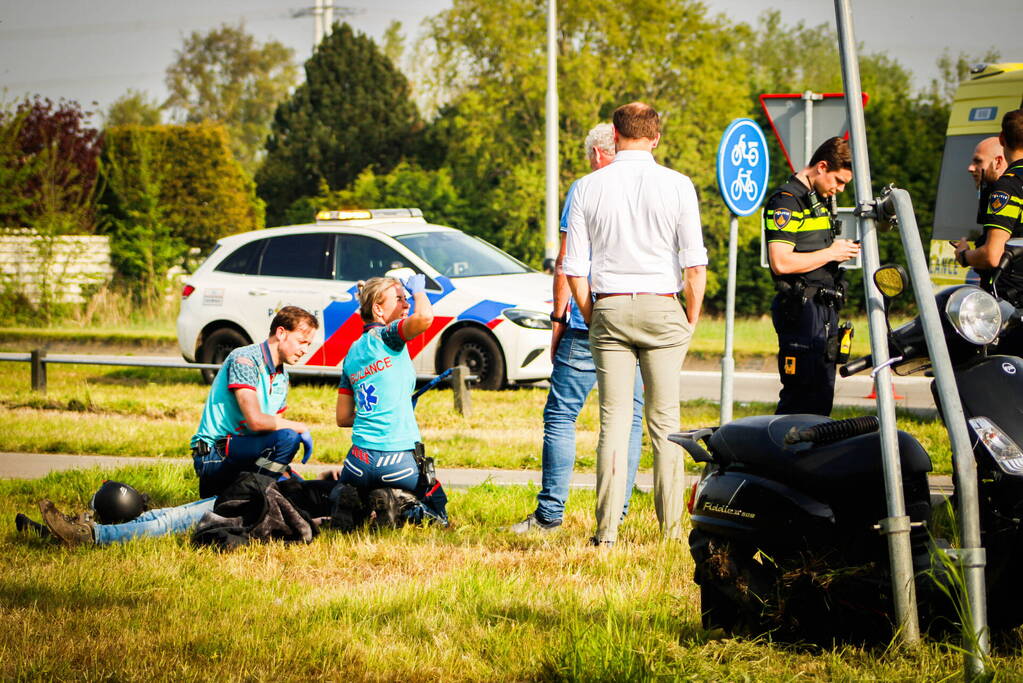 Scooterrijder komt hard ten val na voorrangsfout