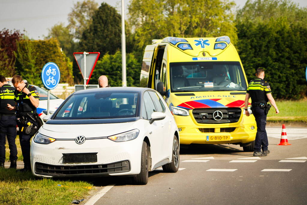 Scooterrijder komt hard ten val na voorrangsfout