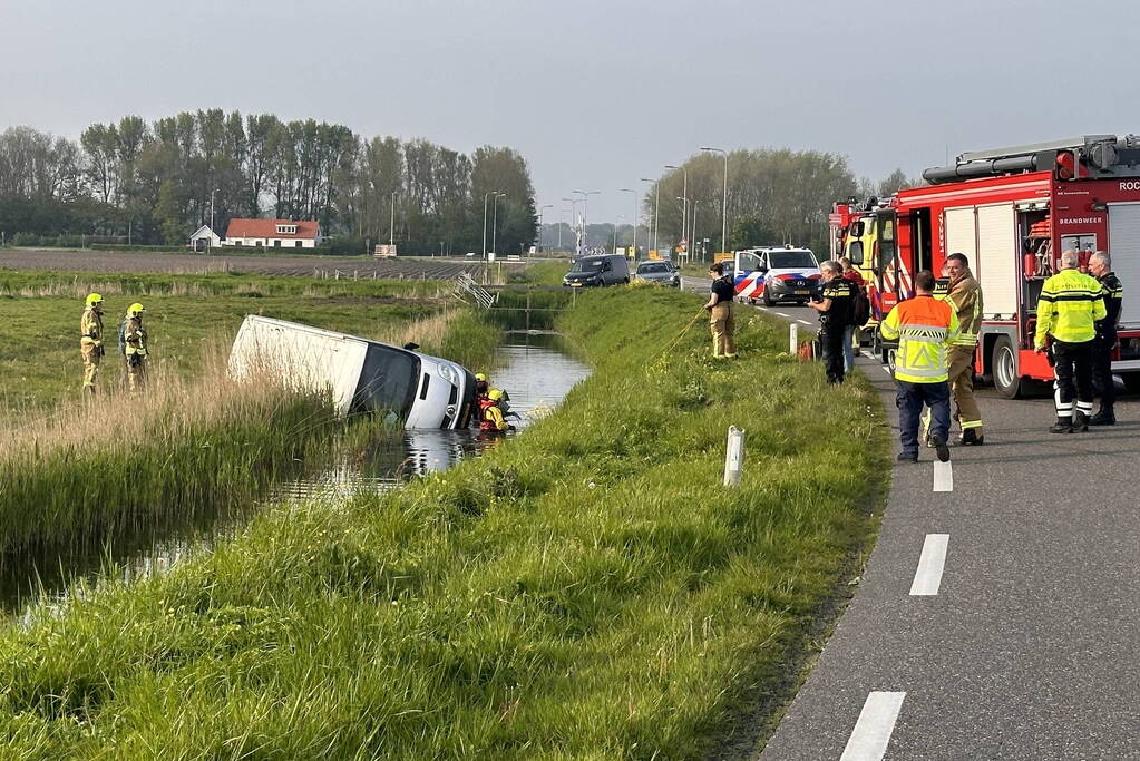 Bestelbus vliegt uit de bocht en eindigt in sloot