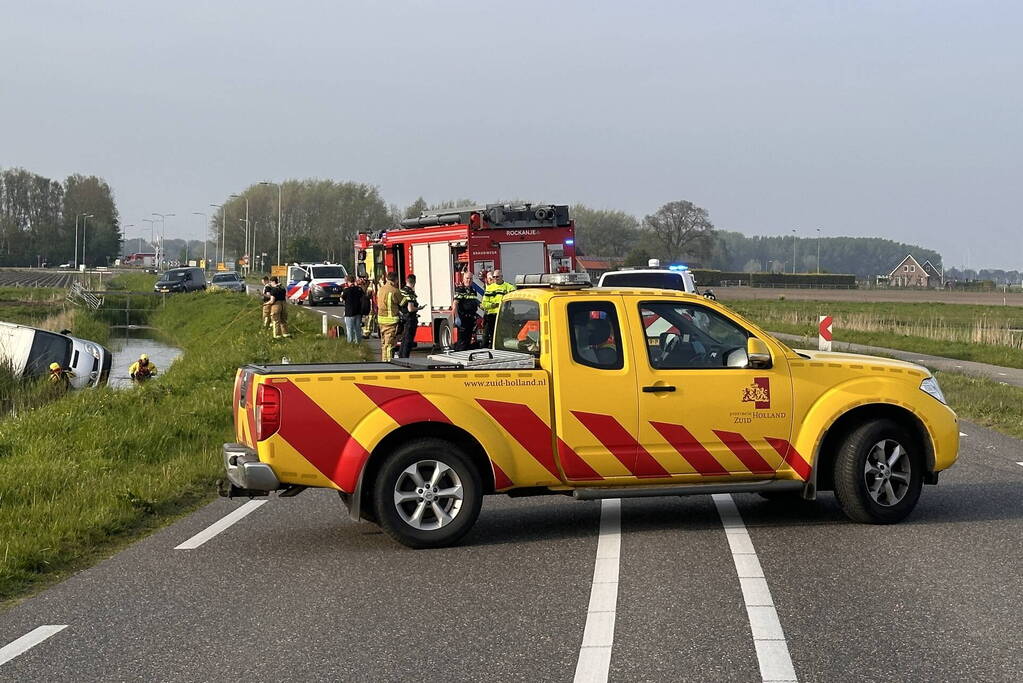 Bestelbus vliegt uit de bocht en eindigt in sloot