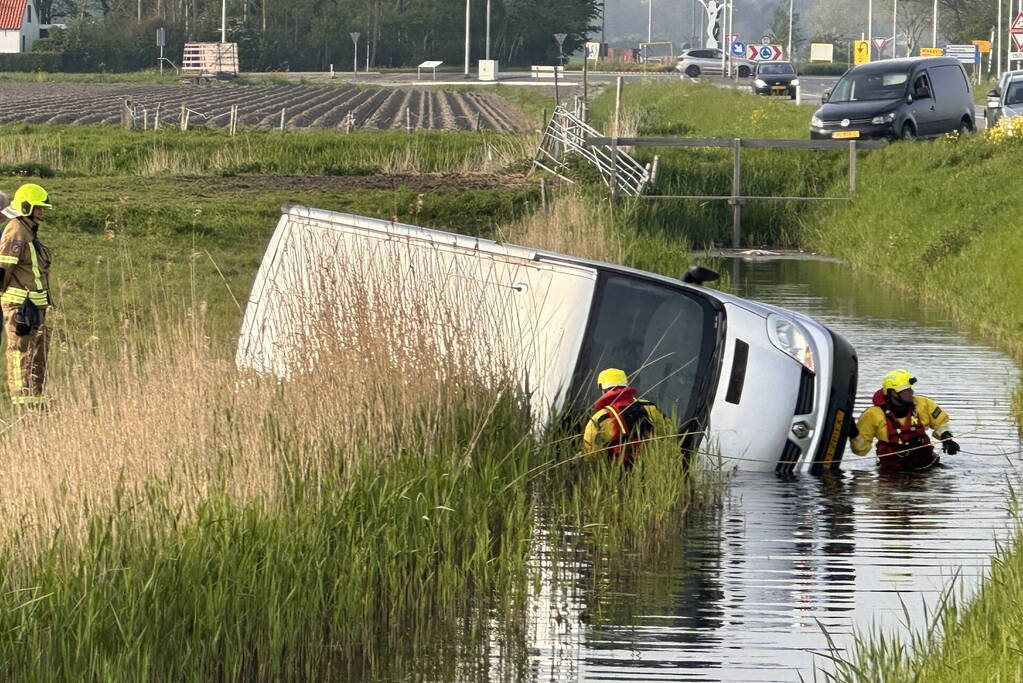 Bestelbus vliegt uit de bocht en eindigt in sloot